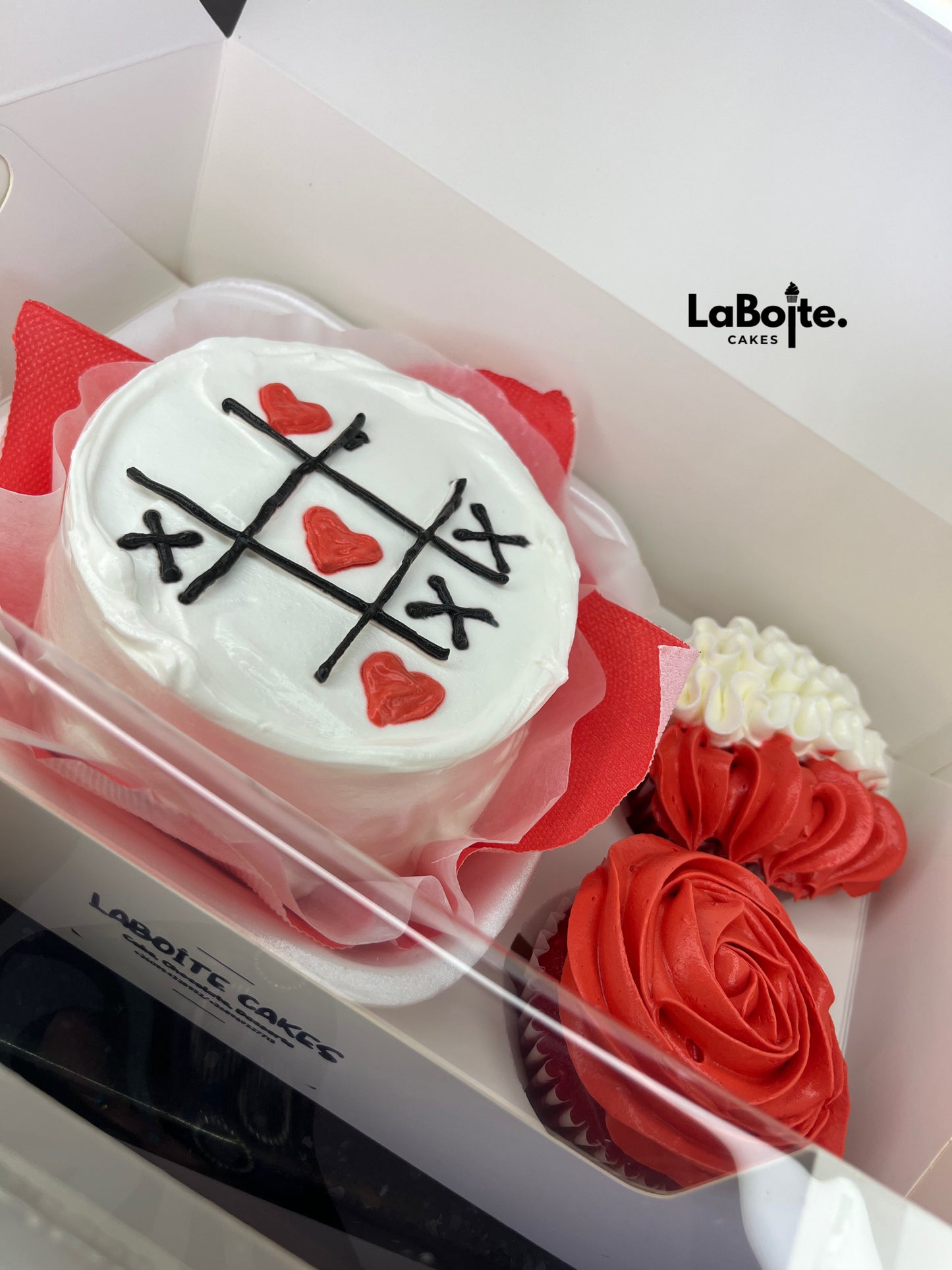 Valentines themed bento + 2 cupcakes