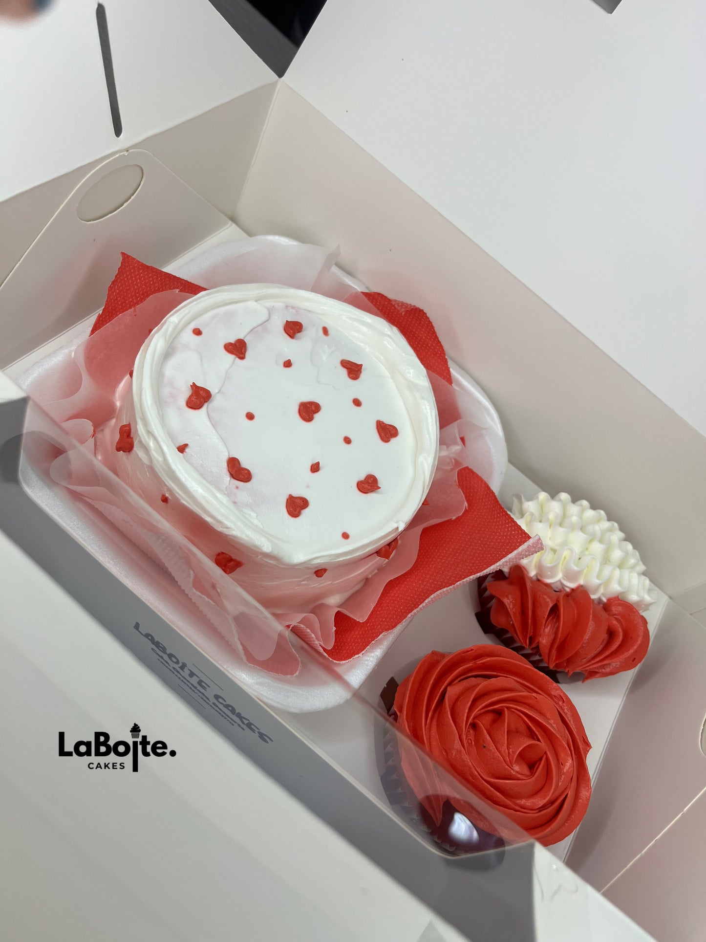 Valentines themed bento + 2 cupcakes